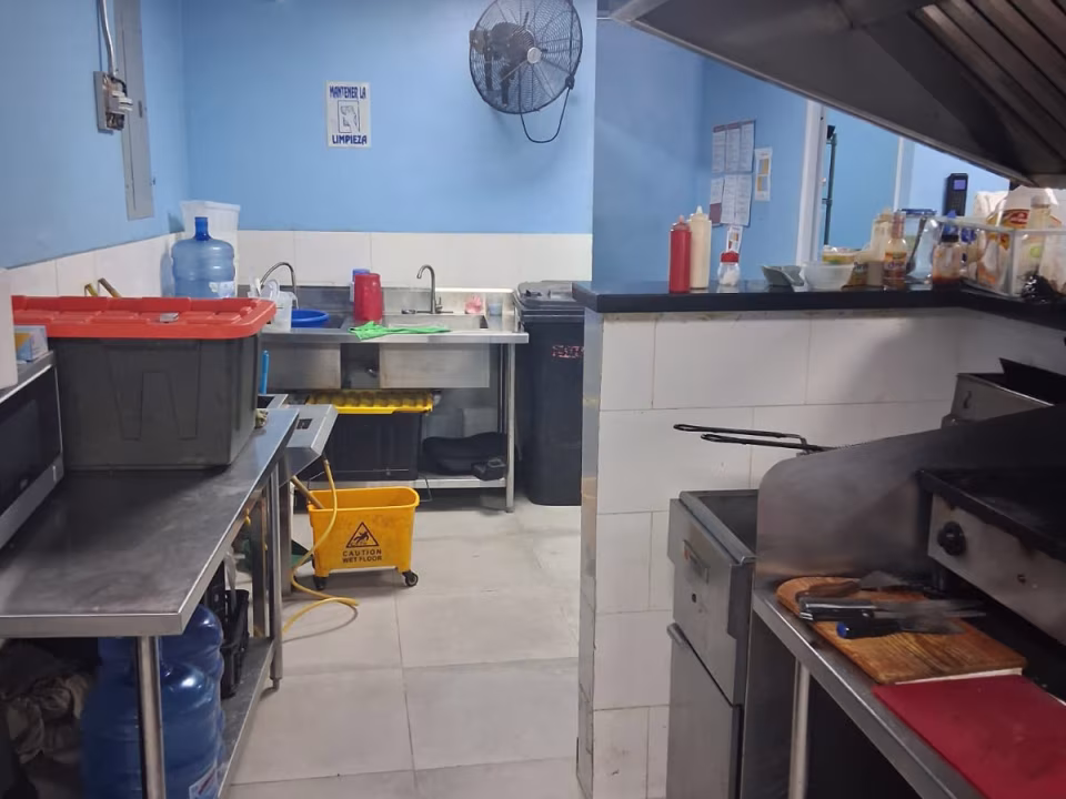 Se vende cafetería operando en ubicación privilegiada foto 2